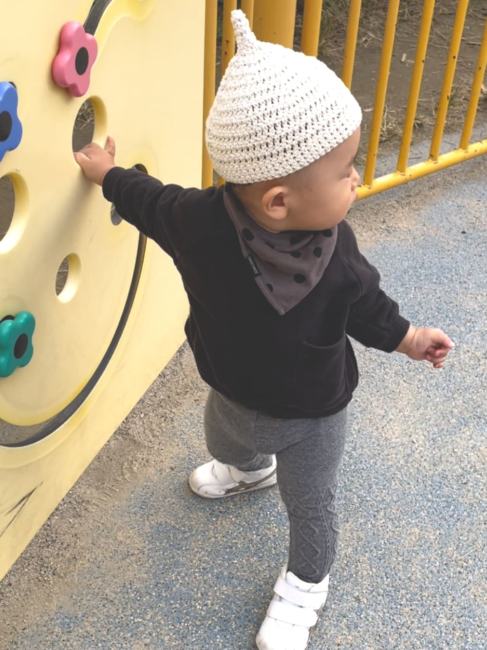 ブラック系のスウェット、ホワイト系のスニーカー、グレー系のタイツ/ストッキングを着用したキッズの秋コーディネートの1枚目の写真