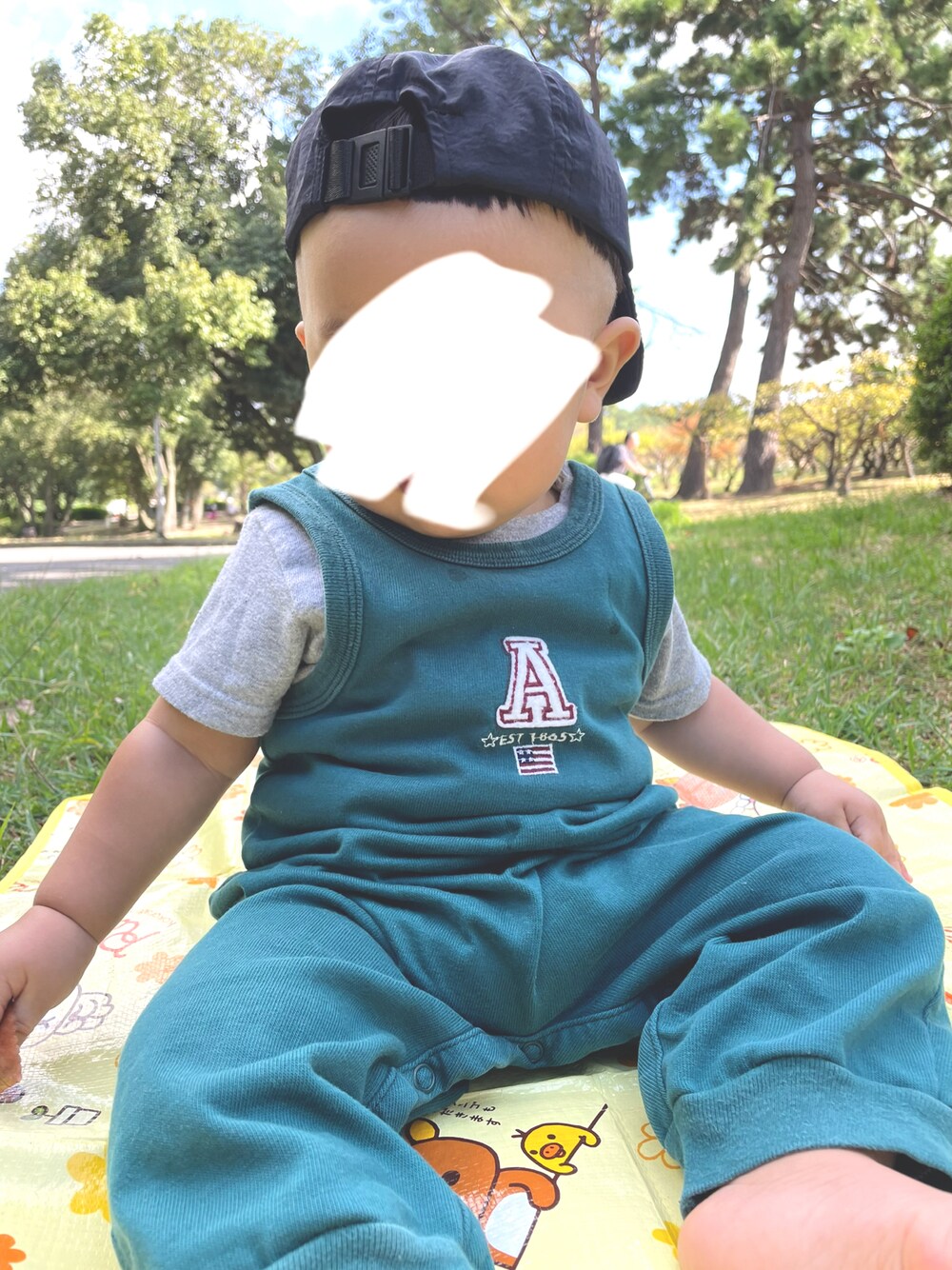 「赤ちゃん、ベビー、ベビーコーデ、1歳、男の子、男の子コーデ、おとこのこ、むすこーで、ロンT、ヴィンテージ、秋コーデ」｜「Carter'sのアイテム（オールインワン・サロペット、グリーン系）」を使った、kankanさん（キッズ・80cm）の秋コーディネートの1枚目の写真