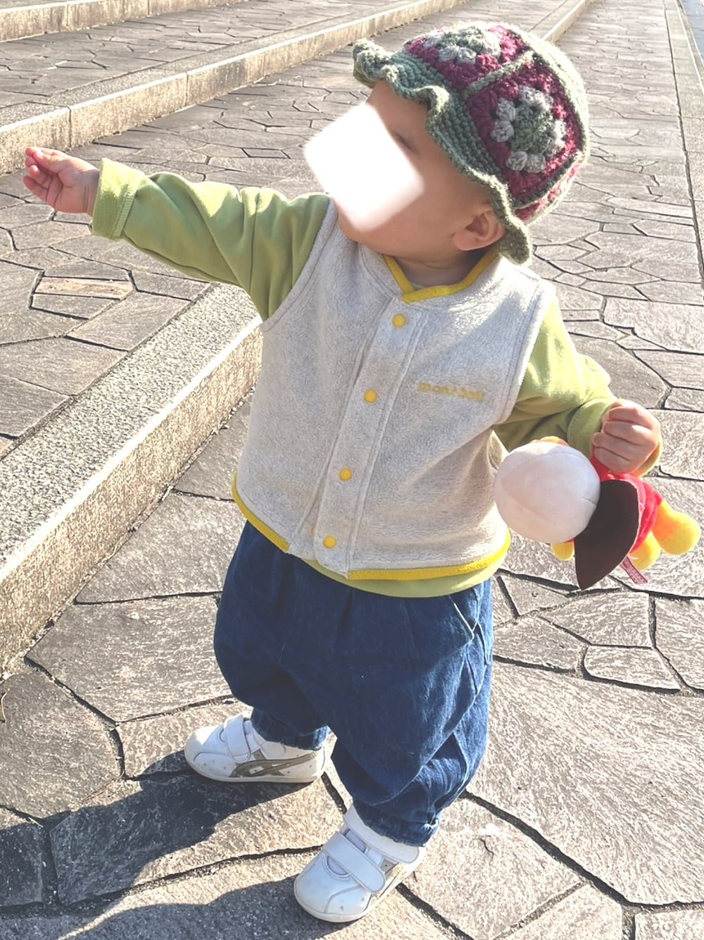 「赤ちゃん、キッズファッション、バケットハット、グラニースクエア、男の子コーデ、男の子、1歳、着回しコーデ、ベビーコーデ、キッズコーデ、赤ちゃんコーデ、むすこーで、おとこのこ、白スニーカー、ベスト」｜「mont-bellのアイテム（ベスト、ベージュ系）」を使った、kankanさん（キッズ・80cm）の春コーディネートの1枚目の写真