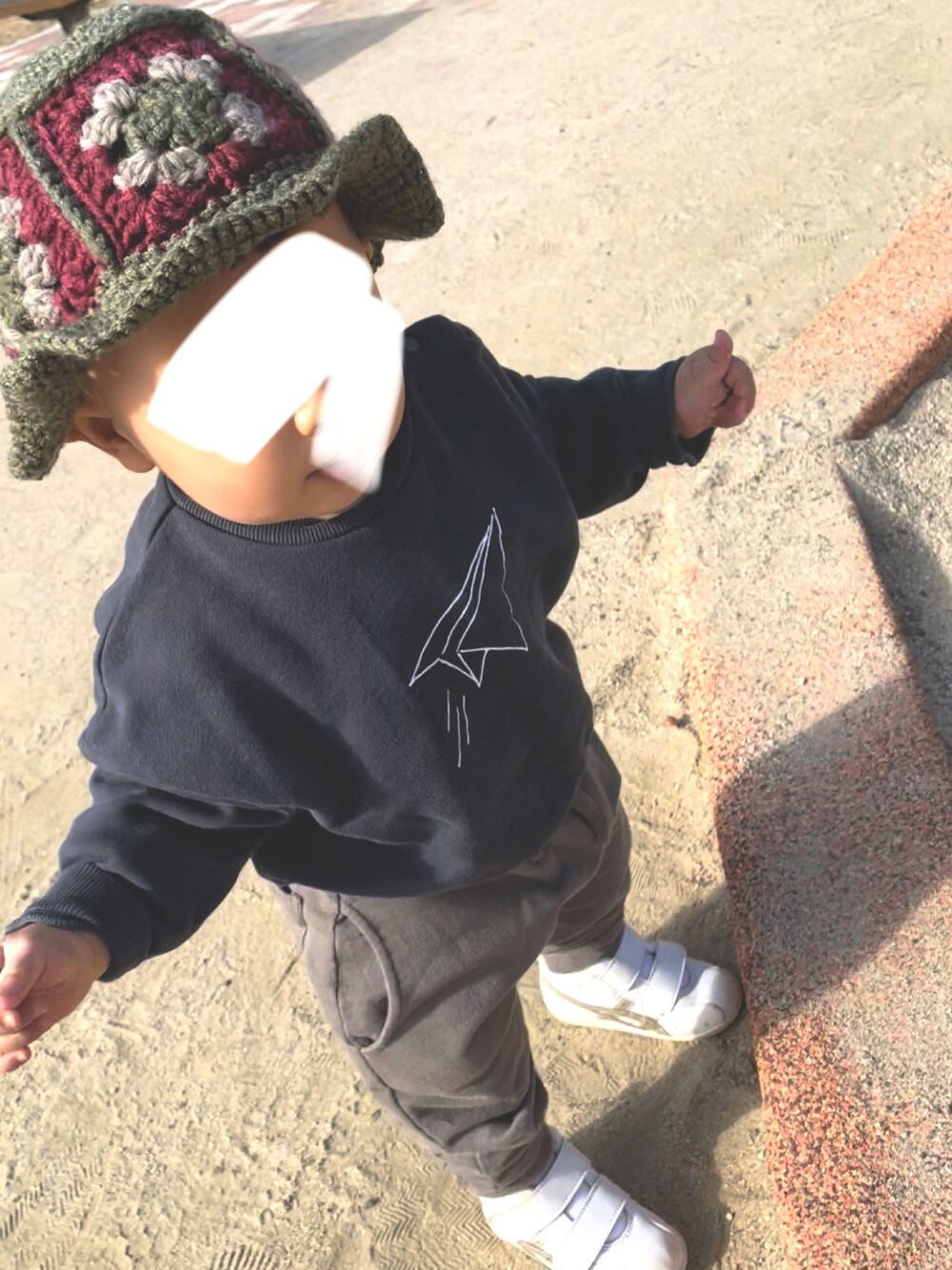 「赤ちゃん、ベビー、ベビーコーデ、1歳、男の子、男の子コーデ、おとこのこ、むすこーで、キッズコーデ、グラニースクエア」｜「楽天市場のアイテム（スウェット、ブラック系）」を使った、kankanさん（キッズ・80cm）の冬コーディネートの1枚目の写真