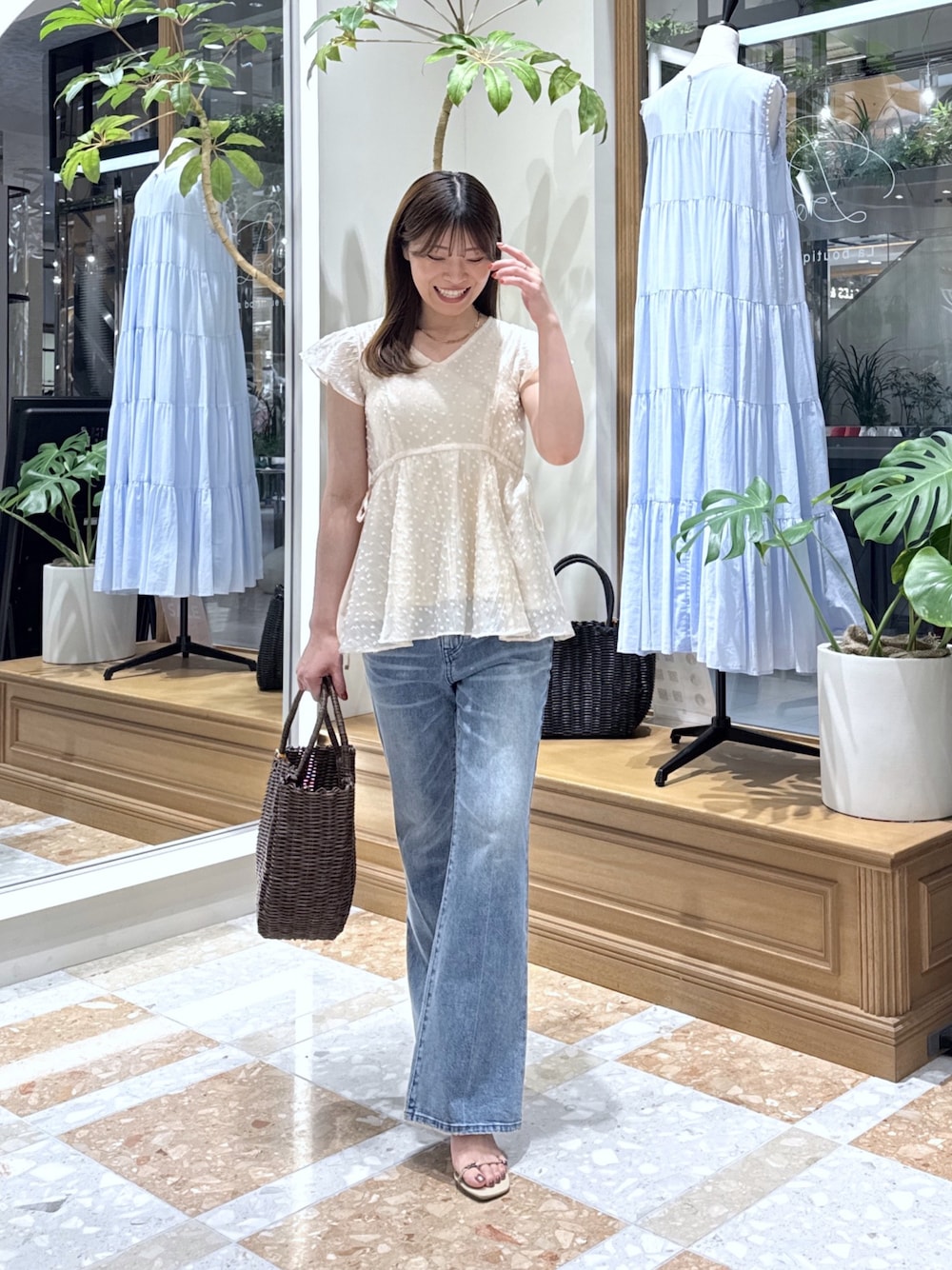 ピンク系のシャツ/ブラウス、ブルー系のデニムパンツ、ブラウン系のトートバッグを着用したレディースの夏コーディネートの1枚目の写真