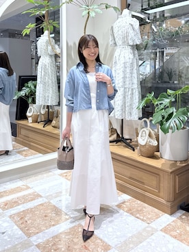 「La boutique BonBon（ラブティックボンボン）の【RISA監修・即おしゃれ見え】シアーデニムショート丈袖口リブシャツ（シャツ/ブラウス、ブルー系）」を使った、mamiさん（レディース・161cm）の春コーディネート