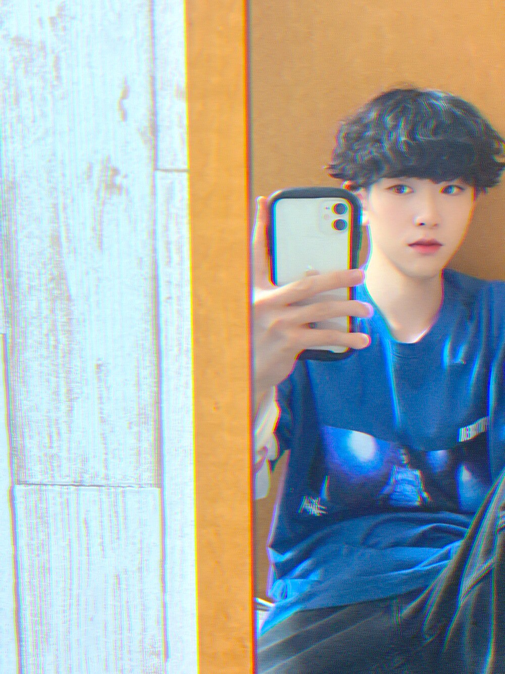 ブルー系のTシャツ/カットソー、ホワイト系のTシャツ/カットソー、ブラック系のデニムパンツを着用したメンズの秋コーディネートの1枚目の写真