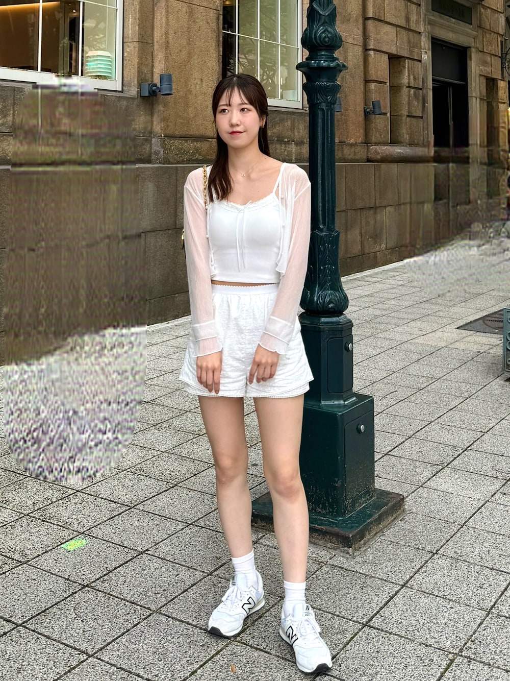 「夏ファッション、大人可愛い、テーマパークコーデ、ootd、outfit、大人コーデ、大人ガーリー、キャミソール、カーディガン、シースルー、レースパンツ、スニーカー、ガーリーカジュアル、大人カジュアル、韓国ファッション」｜「me+em selectの【 カップ付き 】サテンリボンレースリブキャミソール ／ satin ribbon lace lib camisole（キャミソール、ホワイト系）」を使った、sasaminさん（骨格ウェーブ・レディース・170cm）の夏コーディネートの1枚目の写真
