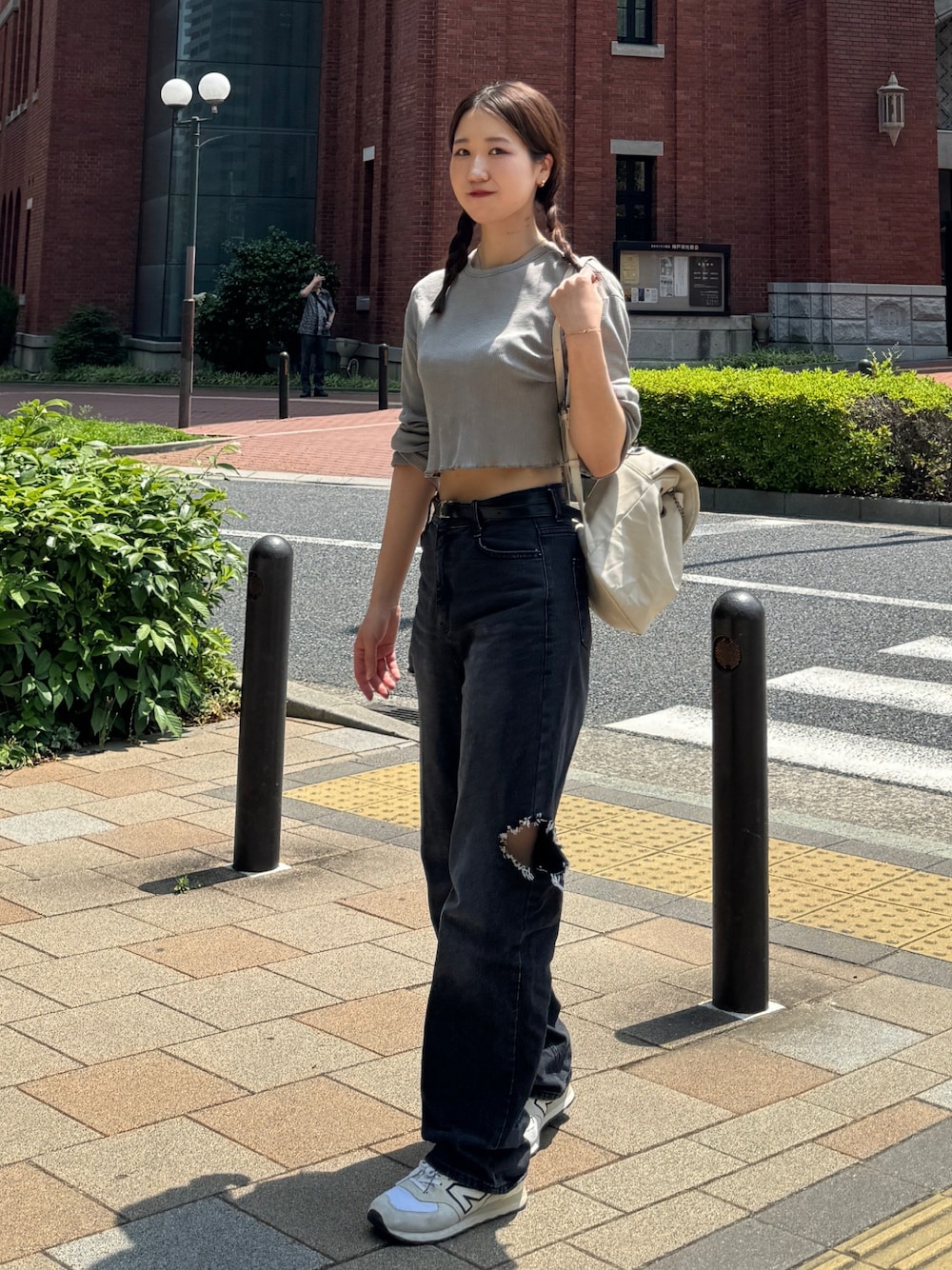 「きれいめカジュアル、シンプルコーデ、夏コーデ、カジュアルコーデ、オトナ女子、大人かわいい、韓国ファッション、Tシャツ×デニム、ショート丈トップス、パンツコーデ、ootd、リュック、高身長女子、デニムパンツ、ゆるコーデ」｜「me+em selectの【 ７color ／ ３size 】カットアウトサイドスリットロングデニムパンツ（デニムパンツ、ブラック系）」を使った、sasaminさん（骨格ウェーブ・レディース・170cm）の春コーディネートの1枚目の写真