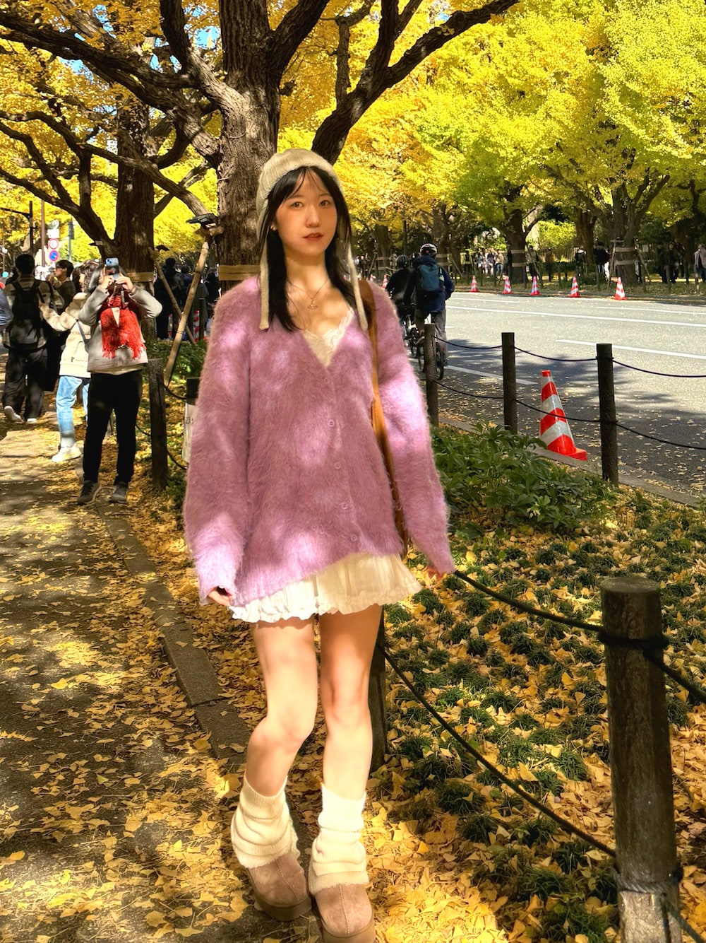 「最近のいい感じコーデ、オトナ女子、ガーリーコーデ、大人女子、大人ガーリー、大人かわいい、ピンク、カーディガン、レース、ムートンブーツ、ミニワンピ、ピンクコーデ、ニット帽、ニット/セーター、カラーコーデ」｜「forksy.の【forksy.】モンスターシャギーニットルーズVネックカーディガン（カーディガン/ボレロ、パープル系）」を使った、sasaminさん（レディース・170cm）の秋コーディネートの1枚目の写真