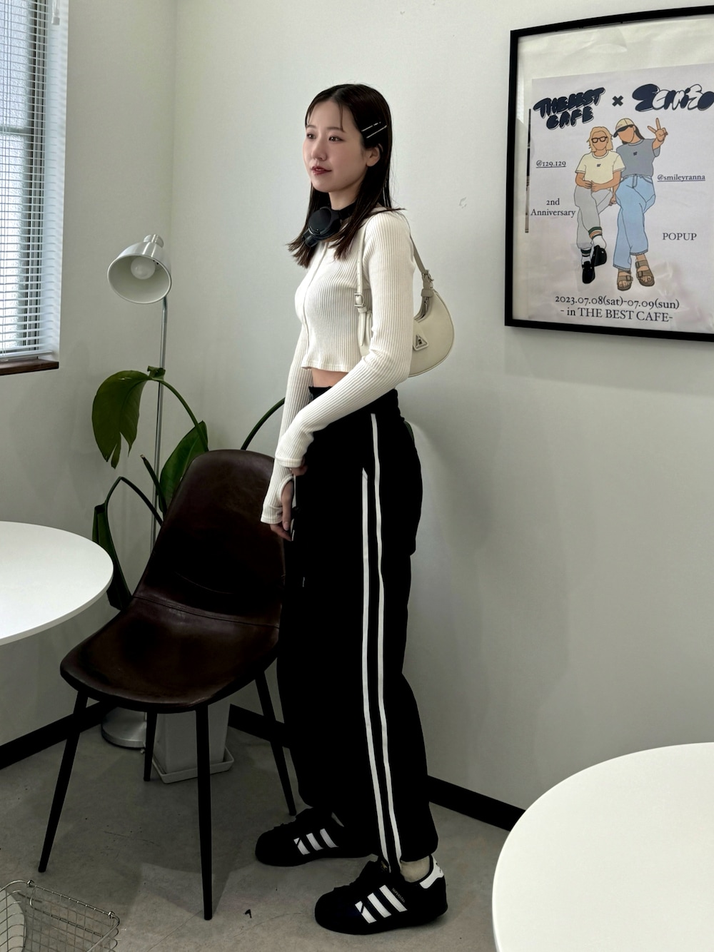 「春服コーデ、春のおしゃ見えテクニック、カジュアルスタイル、春服、春コーデ、韓国ファッション、ストリート、ストリートコーデ、ラインパンツ、スニーカー、モノトーン、韓国コーデ、休日スタイル、高身長女子、スポーツミックス」｜「SLYのCUT RIB SNAP TOPS カット リブ スナップ トップス（Tシャツ/カットソー、ホワイト系）」を使った、sasaminさん（骨格ウェーブ・レディース・170cm）の春コーディネートの1枚目の写真