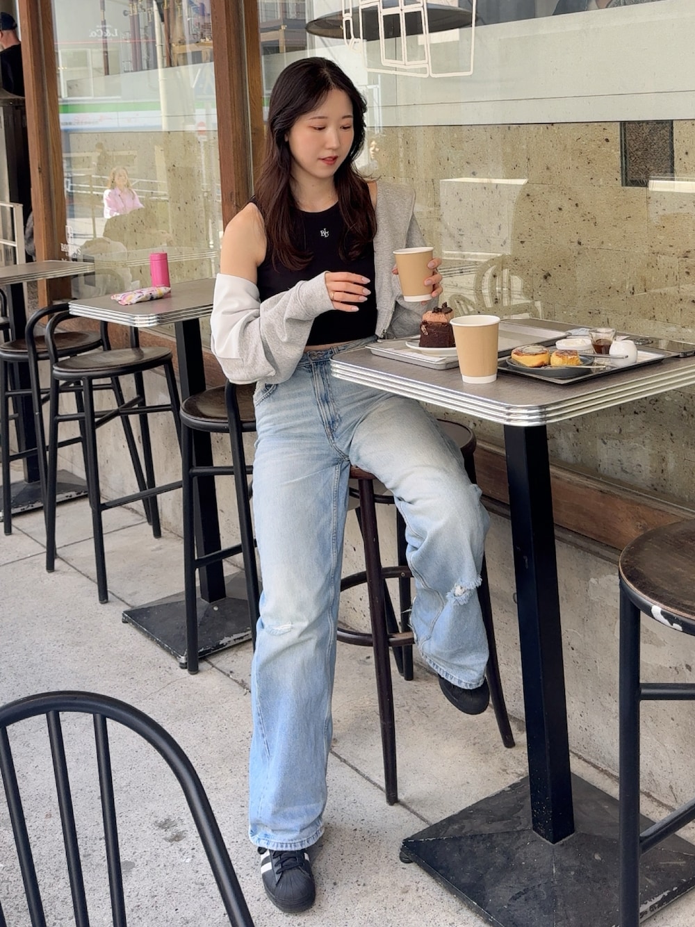 「プチプラ、春服、おでかけコーデ、韓国ファッション、パーカー、春カラー、きれいめコーディネート、大人女子、休日スタイル、デニム、アディダス、高身長女子、ショート丈トップス、タンクトップ、春夏コーデ」｜「BEIDELLIのBEIDELLI リブクロップド刺繍ノースリーブ（タンクトップ、ブラック系）」を使った、sasaminさん（レディース・170cm）の春コーディネートの1枚目の写真