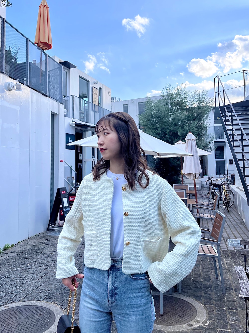 「ファッションを楽しもう、大人カジュアル、オトナ女子、おしゃれさんと繋がりたい、秋服、きれいめカジュアル、パンツスタイル、デニムパンツ、韓国ファッション、ツイードジャケット、ツイード、デニム、秋コーデ、高身長コーデ、いいね、save、フォローお願いします🤑」｜「LAUIRの金ボタンツイードジャケット（ノーカラージャケット、ホワイト系）」を使った、sasaminさん（骨格ウェーブ・レディース・170cm）の秋コーディネートの1枚目の写真
