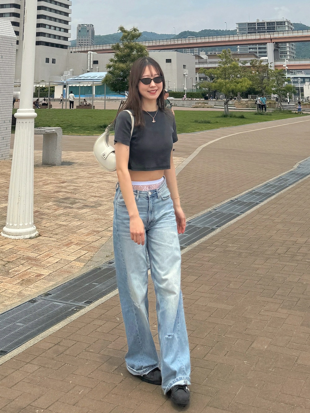 「プチプラ、雨の日コーデ、お出かけコーデ、夏コーデ、カジュアルスタイル、大人女子、シンプルスタイル、大人ファッション、夏ファッション、ZARA、チビT、デニムパンツ、韓国ファッション、イエベ春、スニーカー」｜「CHARLES & KEITHのトライアングルバックル ベルトショルダーバッグ（ハンドバッグ、ホワイト系）」を使った、sasaminさん（骨格ウェーブ・レディース・170cm）の夏コーディネートの1枚目の写真
