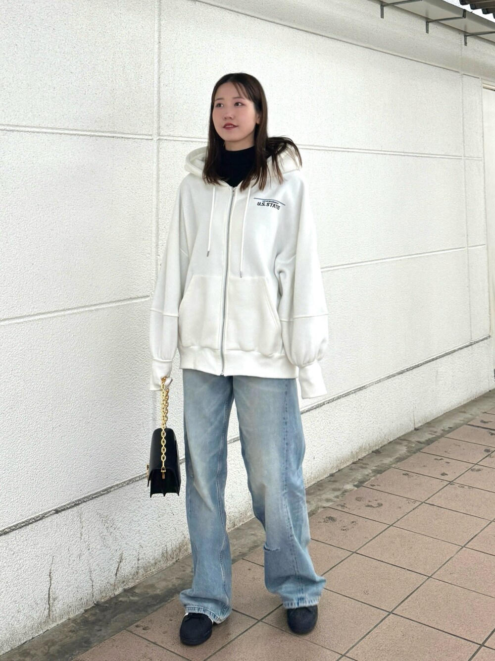 「春のおしゃ見えテクニック、春服、お出かけコーデ、休日スタイル、着回しコーデ、デニム、パーカー、カジュアル、カジュアルコーデ、スニーカー、韓国ファッション、ストリート、ゆるコーデ、大人カジュアル、ストリート⁈」｜「ENVYMのツアーオーバーパーカー（パーカー、ホワイト系）」を使った、sasaminさん（骨格ウェーブ・レディース・170cm）の春コーディネートの1枚目の写真