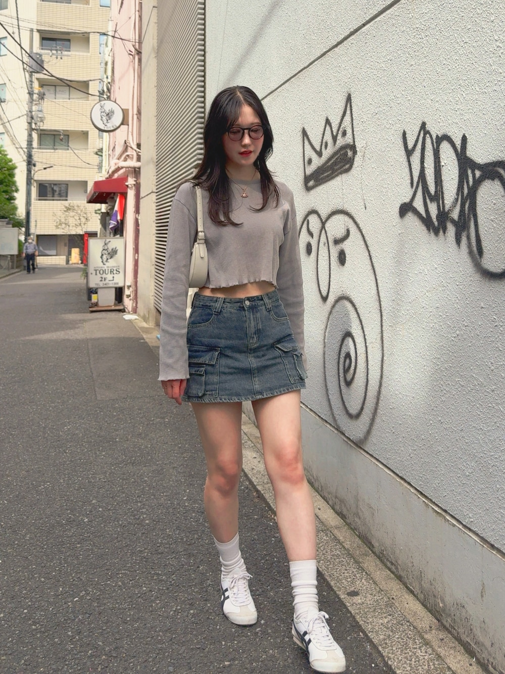 「サングラス、韓国ファッション、プチプラ、夏ファッション、オトナ女子、大人ファッション、オトナカジュアル、グレー、プチプラコーデ、スニーカーコーデ、キレイめ、デニムスカート、ロンT、キレイめカジュアル、高身長コーデ」｜「me+em selectの【 ３size ／ ２color 】ダブルポケットヴィンテージカーゴデニムミニスカパン ／ double pocket vintage cargo denim  mini skirt pants（デニムスカート、ブルー系）」を使った、sasaminさん（骨格ウェーブ・レディース・170cm）の春コーディネートの1枚目の写真