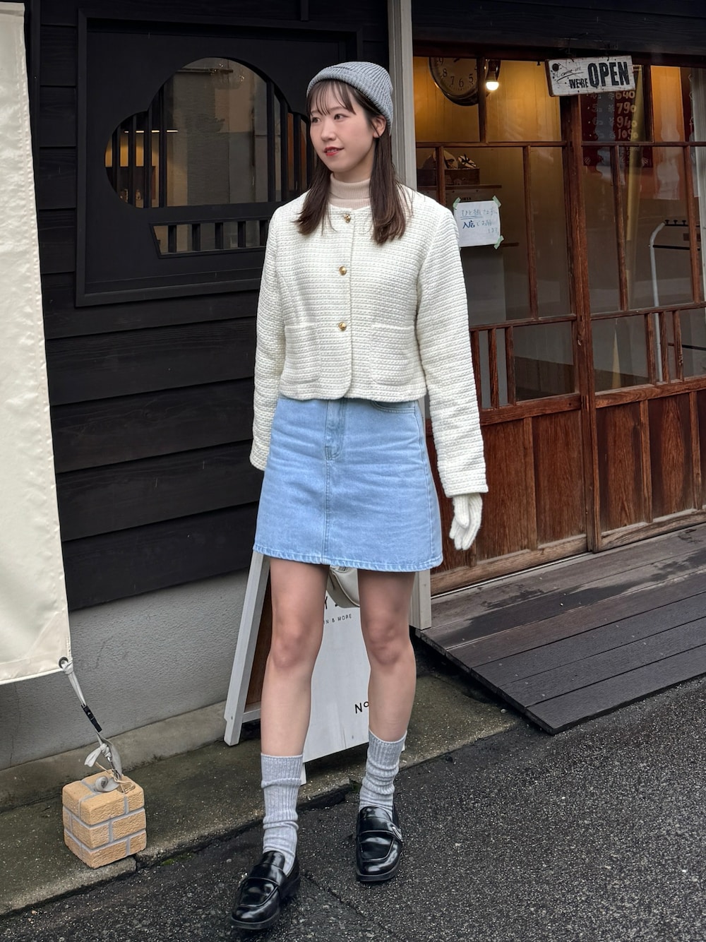 「春ファッション、休日スタイル、きれいめカジュアル、デニム、ツイードジャケット、ツイード、春コーデ、春服、ニット帽、ローファー、ローファー×靴下、リブニット、プチプラコーデ、高身長女子、お出かけコーデ」｜「JEANASISのアクリルニットビーニ－/974131（ニットキャップ/ビーニー、グレー系）」を使った、sasaminさん（骨格ウェーブ・レディース・170cm）の冬コーディネートの1枚目の写真