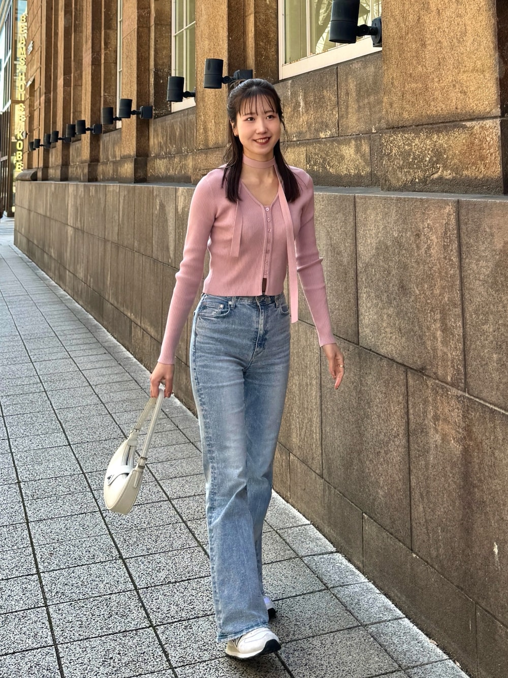 「お出かけコーデ、春服、春服みてみて、春コーデ、ピンク、ピンクコーデ、韓国ファッション、デニム、デニムパンツ、オトナカワイイ、大人カジュアル、スニーカーコーデ、スニーカー、春色、今日のコスメと服」｜「UNE MANSIONの[UNE ORIGINAL] フロントボタンVネックカーディガン＆マフラースカーフSET ITEM（Tシャツ/カットソー、ピンク系）」を使った、sasaminさん（骨格ウェーブ・レディース・170cm）の春コーディネートの1枚目の写真