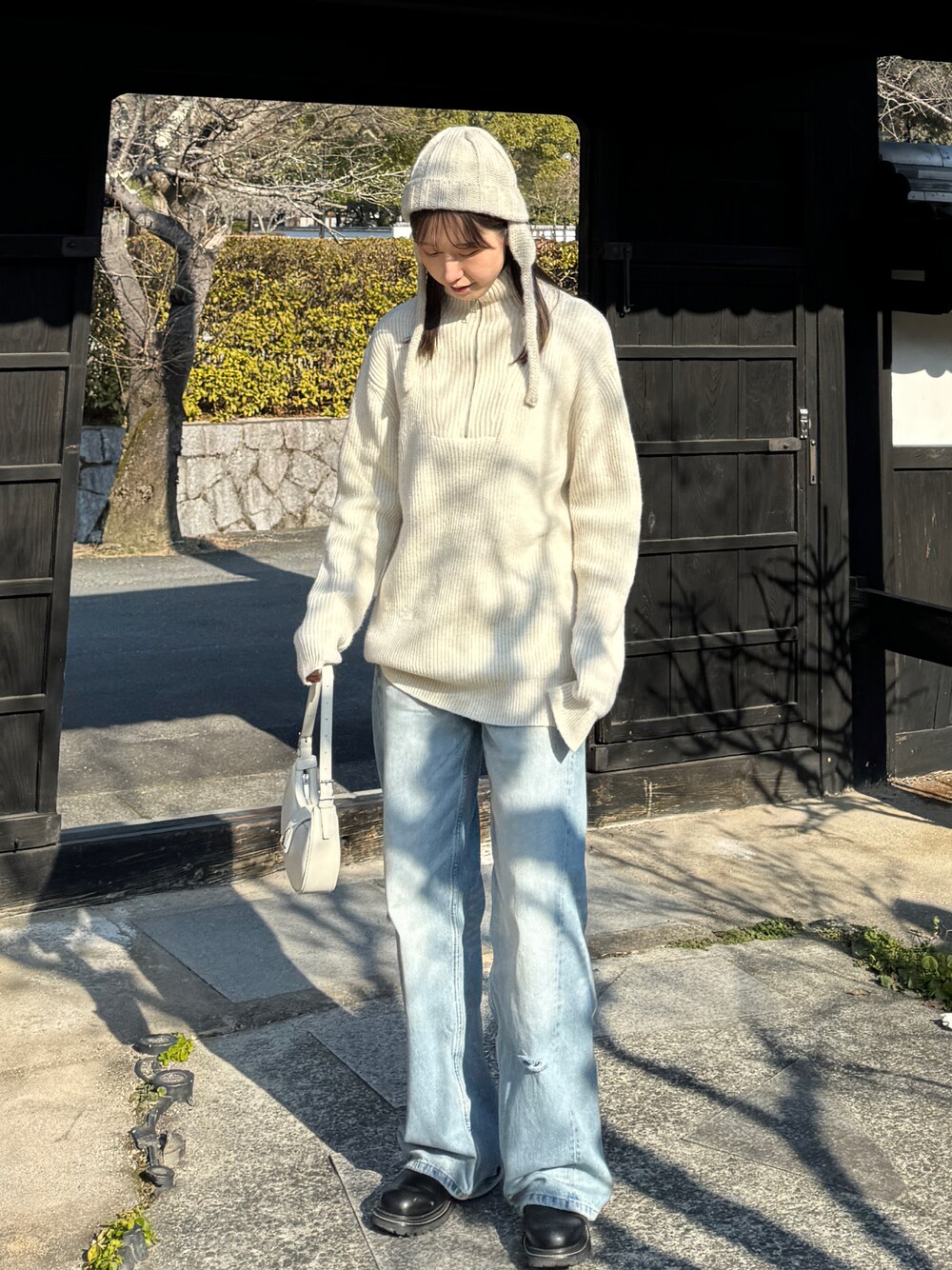 「春先取り、大人コーデ、カジュアルコーデ、大人かわいい、きれいめカジュアル、春服みてみて、ニット帽、ニット、デニム、デニムパンツ、春カラー、ミニバッグ、春、高身長コーデ、オトナカワイイ」｜「ZARAのアイテム（デニムパンツ、ブルー系）」を使った、sasaminさん（骨格ウェーブ・レディース・170cm）の冬コーディネートの1枚目の写真