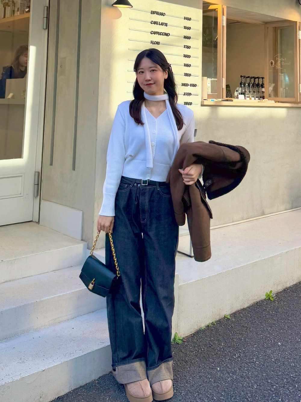 「パンツコーデ、真冬のあったかスタイル、春、韓国ファッション、春コーデ、大人カジュアル、韓国風コーデ、マフラー、カジュアルスタイル、大人コーデ、春ニット、大人かわいい、大人女子、高身長女子、ムートンブーツ」｜「BEIDELLIの[BELLIDE MADE] タイ付きメタリックチャームVネックカーディガン（カーディガン/ボレロ、ホワイト系）」を使った、sasaminさん（レディース・170cm）の冬コーディネートの1枚目の写真