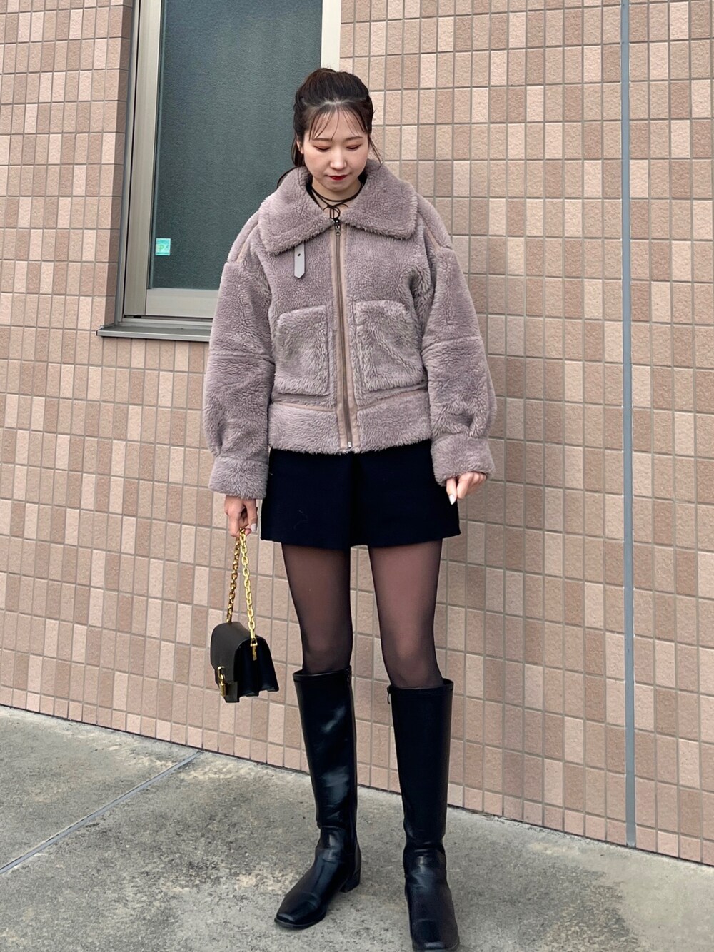 「休日スタイル、着回しコーデ、ボアジャケット、冬コーデ、大人コーデ、ミニバッグ、ワンピース、ロングブーツ、ブーツ、ブラックコーデ、韓国ファッション、高身長コーデ、ニットワンピース、ミニワンピ、冬アウター」｜「SNIDELのアイテム（ジャケット/アウター、パープル系）」を使った、sasaminさん（骨格ウェーブ・レディース・170cm）の冬コーディネートの1枚目の写真