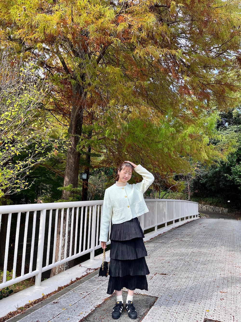 「ファッションを楽しもう、秋冬コーデ、お洒落さんとつながりたい、おでかけコーデ、スニーカーコーデ、ジャケット、ツイードジャケット、ティアードスカート、モノトーンコーデ、スニーカー」｜「adidasのスーパースター [Superstar]  / アディダスオリジナルス adidas Originals（スニーカー、ホワイト系）」を使った、sasaminさん（骨格ウェーブ・レディース・170cm）の秋コーディネートの1枚目の写真
