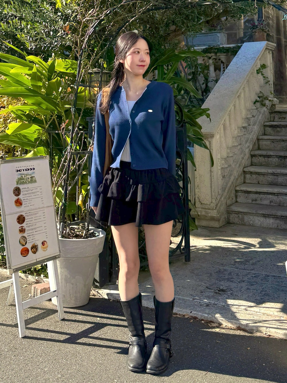 「冬コーデ、クリスマスに着たい服、マイベストコーデ2024、大人かわいい、秋冬コーデ、カーディガン、韓国ファッション、ティアードスカート、ブーツ、大人ガーリー、大人カジュアル、韓国風コーデ、秋冬、デート、デート服」｜「general ideaのアイテム（カーディガン/ボレロ、その他）」を使った、sasaminさん（レディース・170cm）の冬コーディネートの1枚目の写真