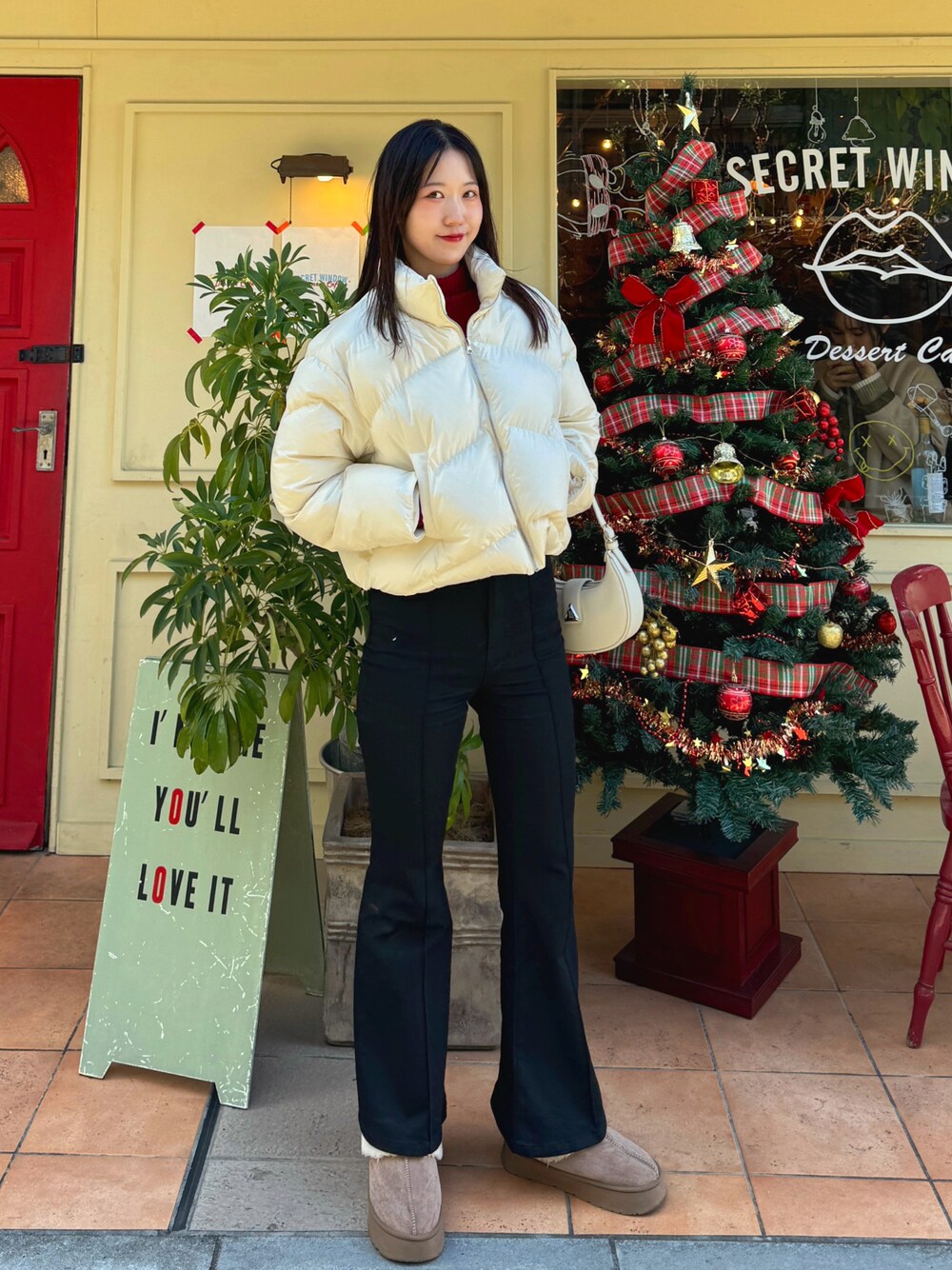 「ダウンジャケット、ホワイトコーデ、クリスマスに着たい服、大人かわいい、カジュアルスタイル、冬服、オトナカジュアル、今日のコーデ、冬コーデ、高身長女子、きれいめカジュアル、ムートンブーツ、クリスマスコーデ、ootd、アウターコーデ」｜「general ideaのアイテム（ダウンベスト、ホワイト系）」を使った、sasaminさん（レディース・170cm）の冬コーディネートの1枚目の写真