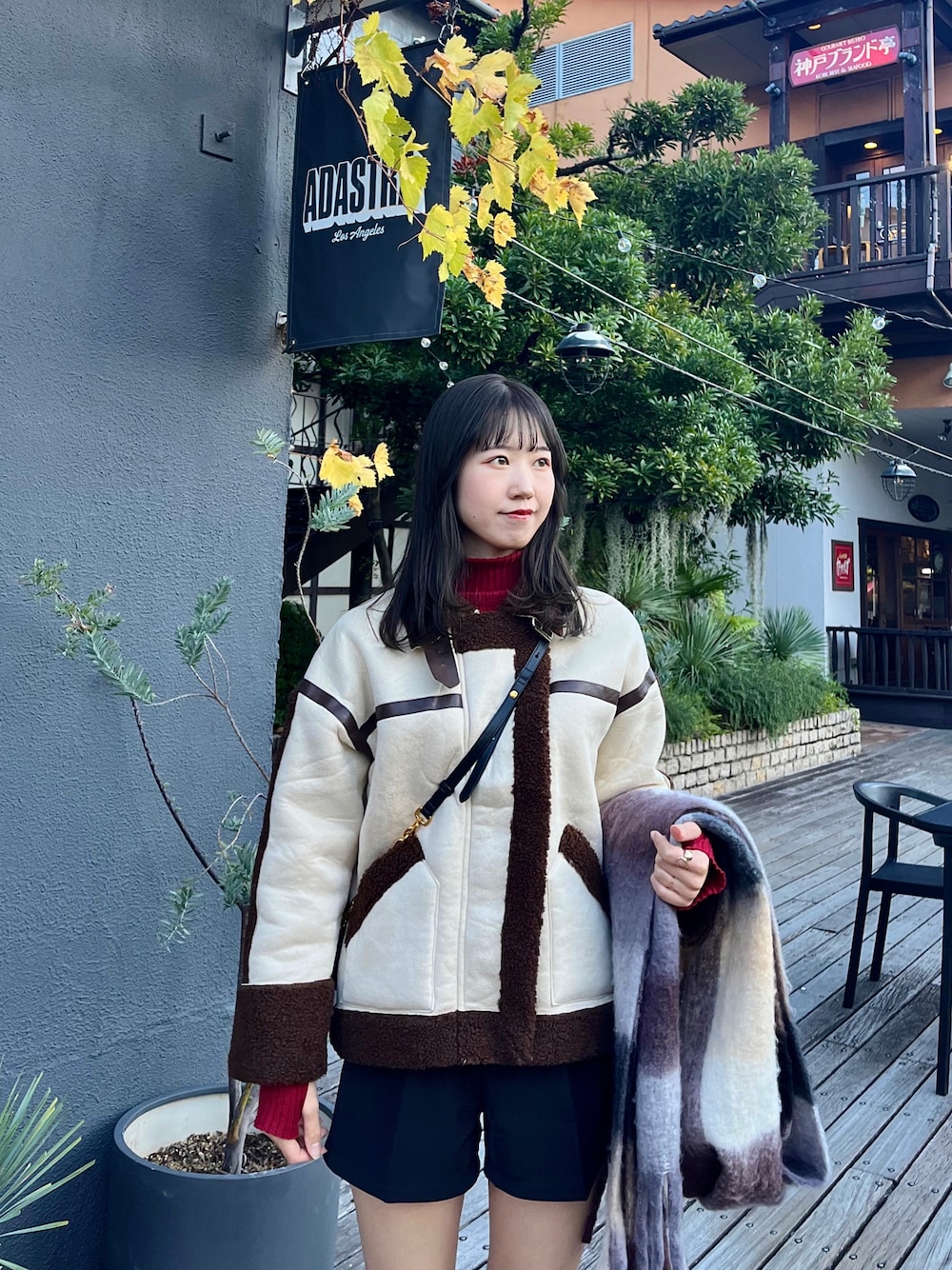 「冬コーデ、ニット、赤ニット、クリスマスに着たい服、クリスマスコーデ、クリスマスカラー、アウター、休日スタイル、オトナカワイイ、お洒落さんとつながりたい、オトナカジュアル、マフラー、マフラーぐるぐる、プチプラコーデ、ムートンジャケット」｜「LAC-VERTのムートンジャケット（ムートンコート、ブラウン系）」を使った、sasaminさん（骨格ウェーブ・レディース・170cm）の冬コーディネートの1枚目の写真