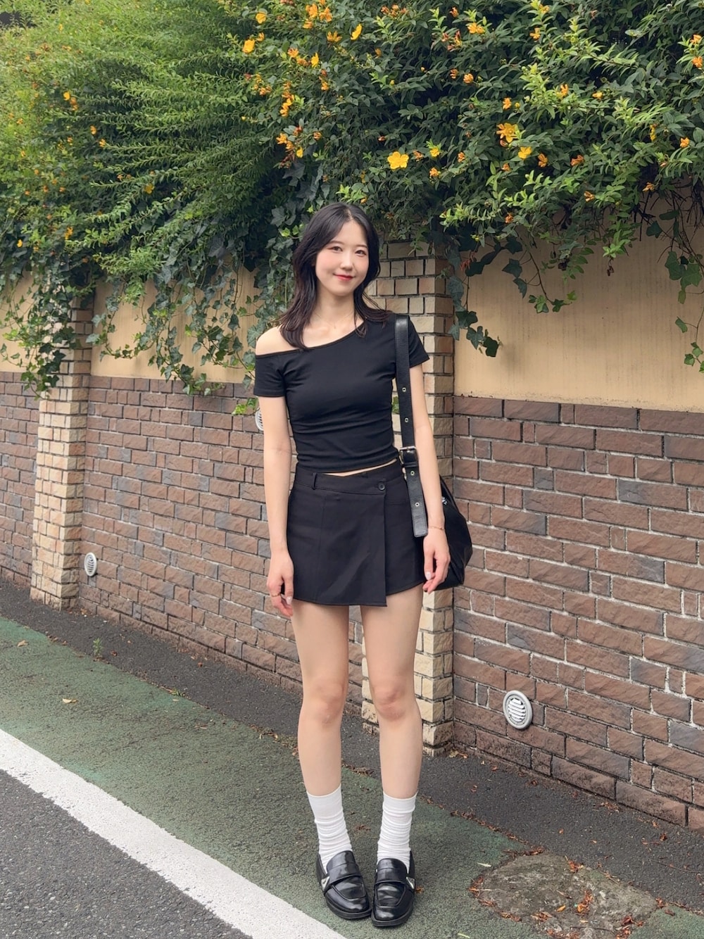 「夏ルックで気分アップ、半袖シャツ、シンプルスタイル、夏服コーデ、大人可愛い、大人カジュアルコーデ、キレイめ、ワントーンコーデ、プチプラ、オールブラック、ブラック、韓国ファッション、ローファー、ワンショルダー」｜「sheinのアイテム（Tシャツ/カットソー、ブラック系）」を使った、sasaminさん（骨格ウェーブ・レディース・170cm）の夏コーディネートの1枚目の写真
