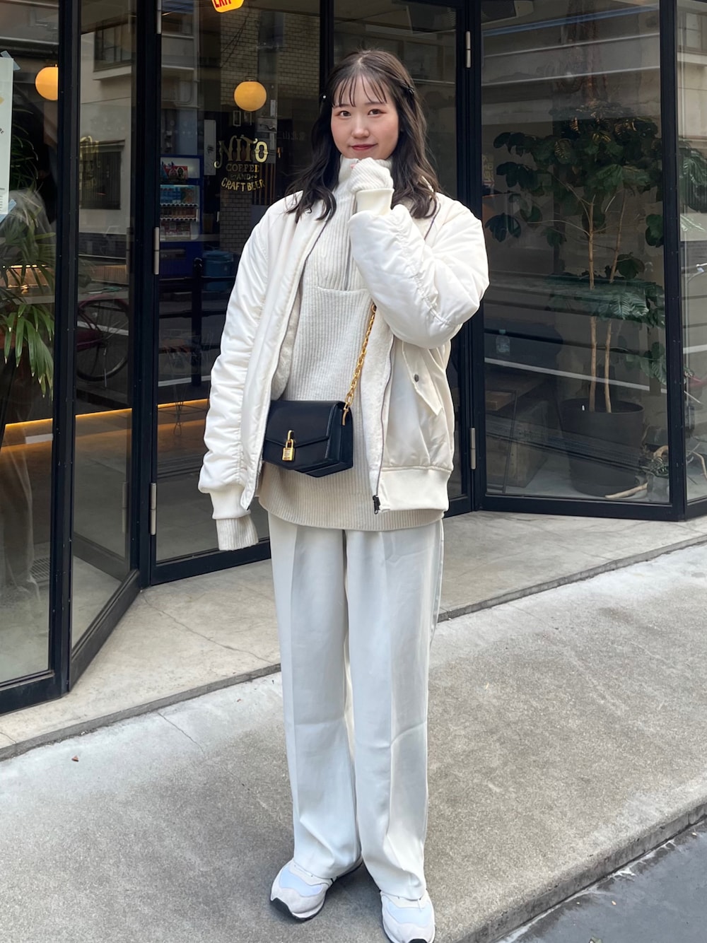 「冬コーデ、お出かけコーデ、冬アウター、ホワイトコーデ、オールホワイト、ニット、クリスマスに着たい服、ホワイト、高身長コーデ、カジュアルコーデ、韓国ファッション、おしゃれさんと繋がりたい、スニーカー、パンツスタイル、冬」｜「ZARAのアイテム（ニット/セーター、ホワイト系）」を使った、sasaminさん（骨格ウェーブ・レディース・170cm）の冬コーディネートの1枚目の写真