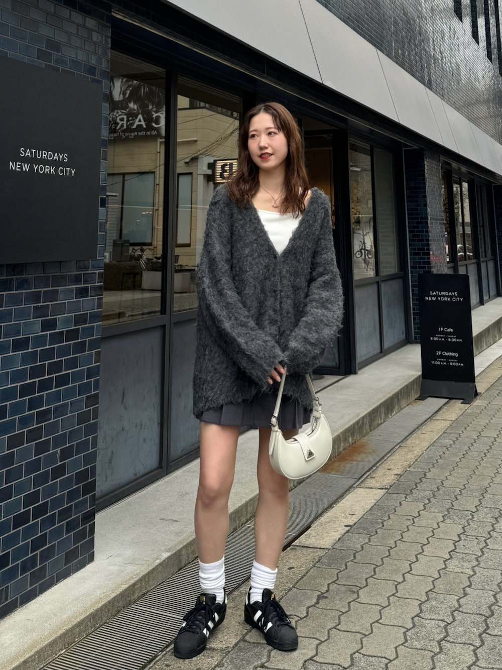 「春のおしゃ見えテクニック、春ファッション、春コーデ、グレー、グレーコーデ、カーディガン、スニーカー、スカート、春服、モノトーン、シンプルスタイル、休日スタイル、スニーカーコーデ、韓国ファッション、ゆるコーデ」｜「forksy.の【forksy.】モンスターシャギーニットルーズVネックカーディガン（カーディガン/ボレロ、グレー系）」を使った、sasaminさん（骨格ウェーブ・レディース・170cm）の春コーディネートの1枚目の写真