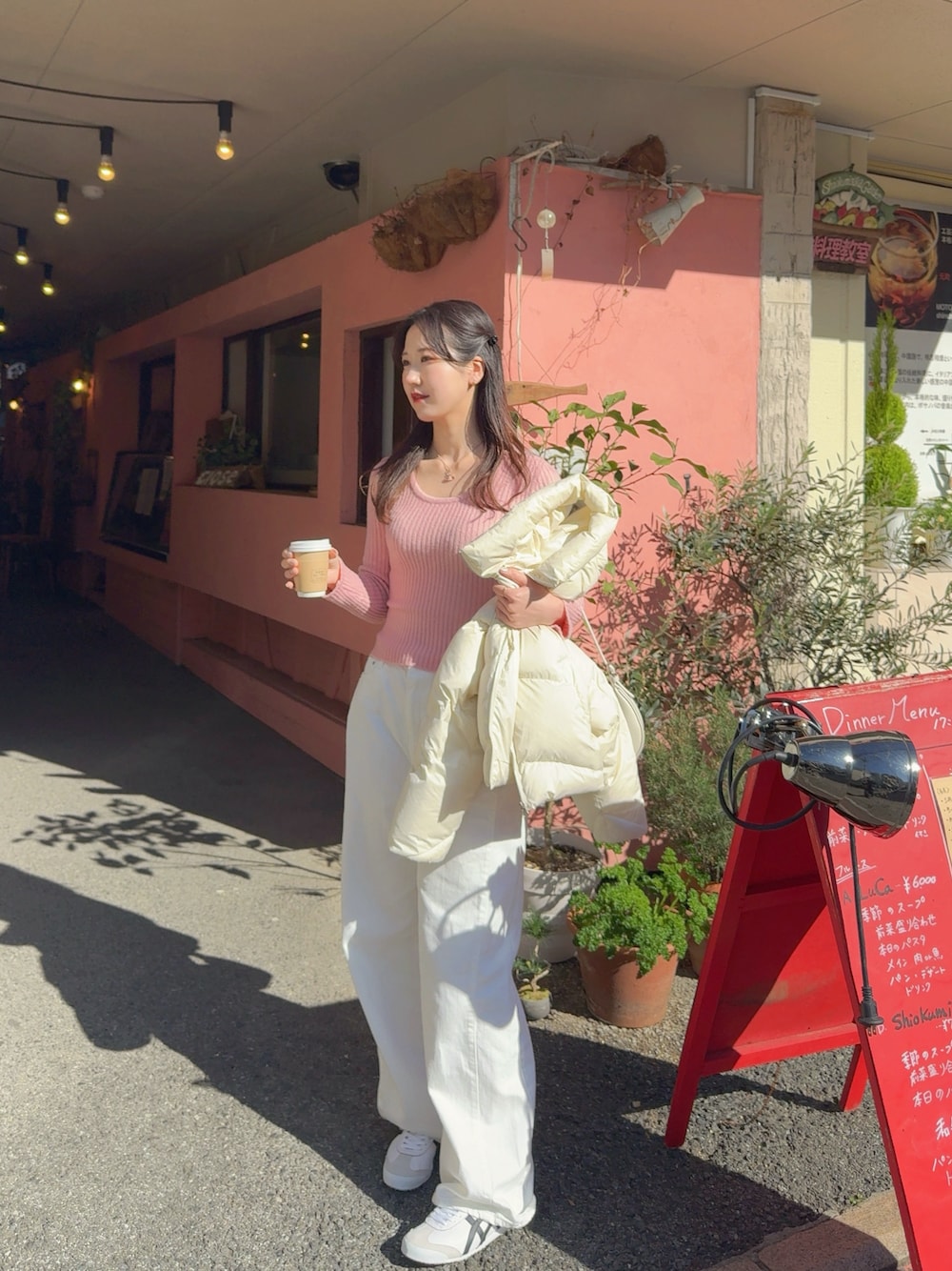 「春めき満開コーデ、春コーデ、オトナカジュアル、シンプルスタイル、おでかけコーデ、春カラー、大人ファッション、パンツスタイル、ピンク、春服コーデ、カジュアルガーリー、韓国ファッション、大人カジュアル、スニーカー、お花見コーデ」｜「BEIDELLIの[BELLIDE MADE] 綿菓子リブラウンドニット（ニット/セーター、ピンク系）」を使った、sasaminさん（レディース・170cm）の春コーディネートの1枚目の写真