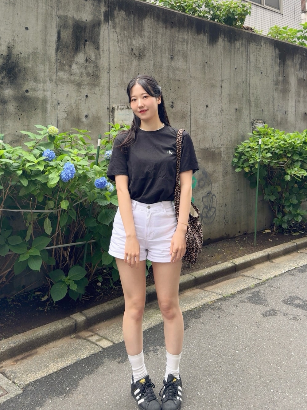 「モノトーン、雨の日コーデ、黒Tシャツ、ラフコーデ、オトナカジュアル、30代コーデ、夏、オトナカワイイ、韓国ファッション、今日のコーデ、大人カジュアルコーデ、Tシャツ×デニム、高身長女子、ブラック、カルバンクライン」｜「BEIDELLIのアイテム（デニムパンツ、ホワイト系）」を使った、sasaminさん（骨格ウェーブ・レディース・170cm）の春コーディネートの1枚目の写真