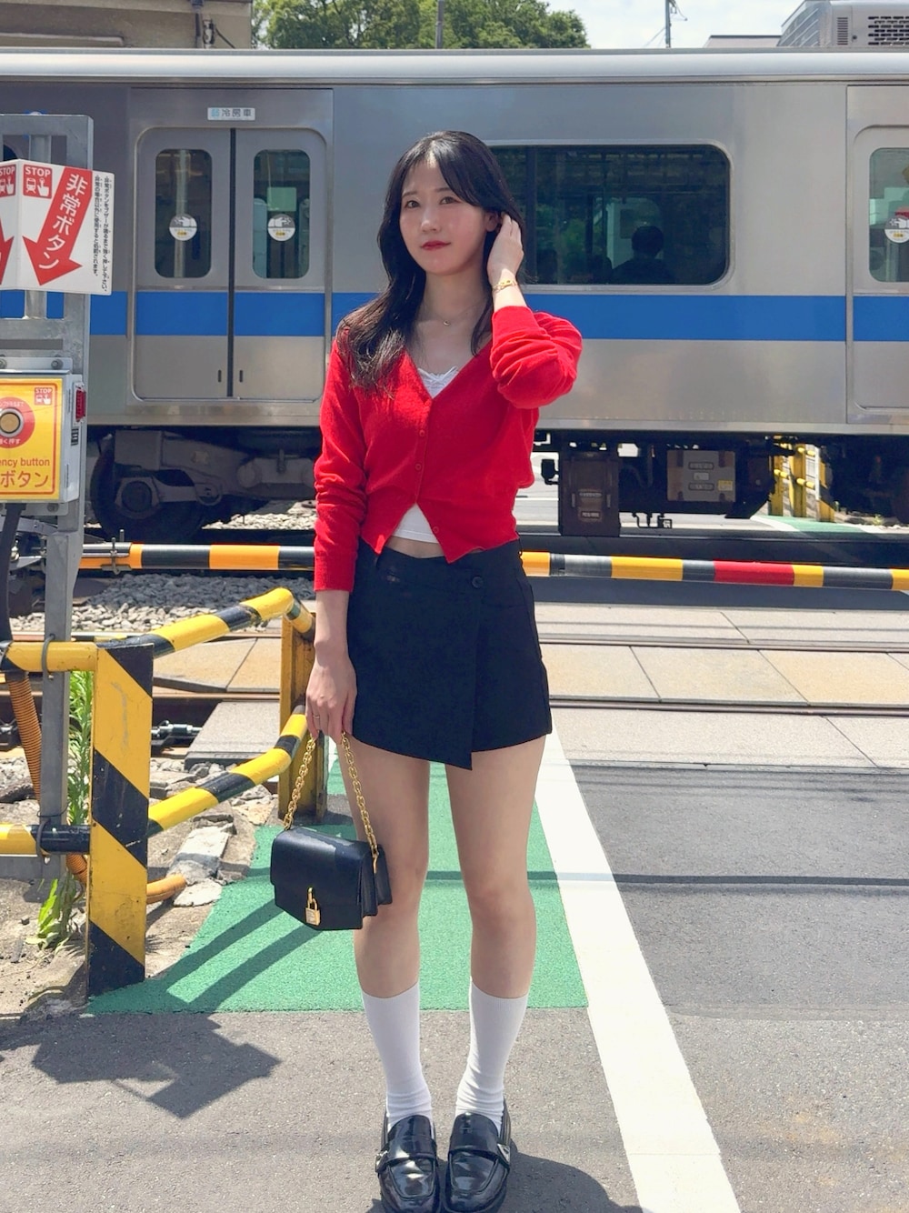 「今日のコーデ、赤、カーディガン、初夏コーデ、初夏、初夏のお出掛けコーデ、ローファー、韓国ファッション、ootd、春夏コーデ、大人カジュアルコーデ、大人かわいい、高身長女子、ショートパンツ、カジュアルガーリー」｜「66girlsのアイテム（カーディガン/ボレロ、レッド系）」を使った、sasaminさん（骨格ウェーブ・レディース・170cm）の夏コーディネートの1枚目の写真