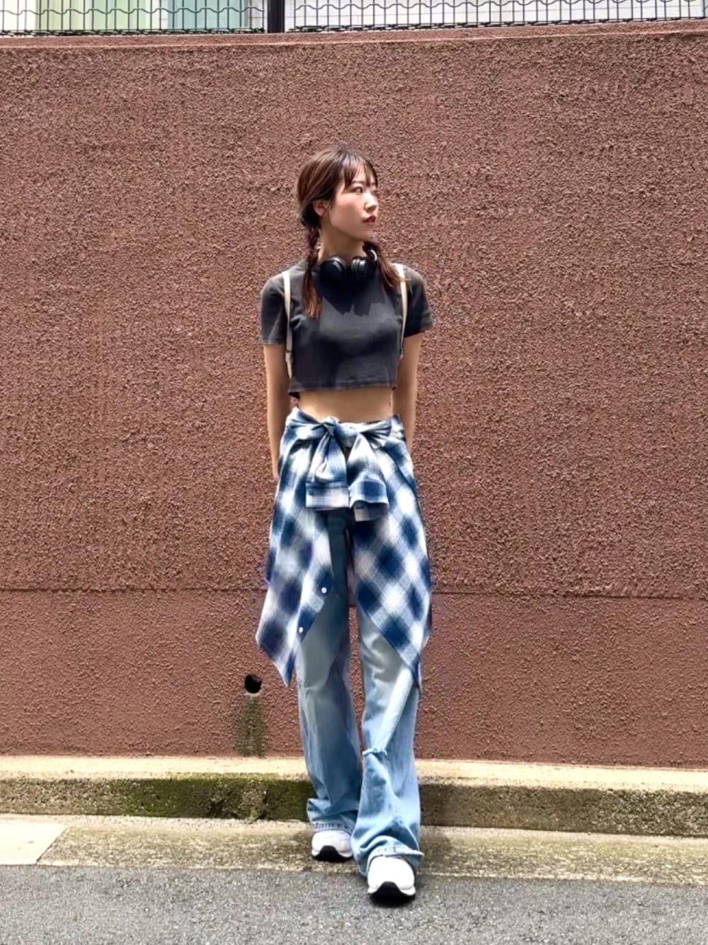 「韓国ファッション、チビT、ZARA、ザラ、チェックシャツ、y2k、オトナカジュアル、デニムパンツ、リュック、大人かわいい、夏コーデ、夏、トレンド、ブルー、スニーカー」｜「ZARAのアイテム（Tシャツ/カットソー、グレー系）」を使った、sasaminさん（骨格ウェーブ・レディース・170cm）の夏コーディネートの1枚目の写真