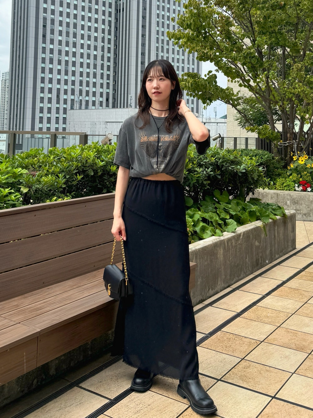 「秋服準備はじめました、キレイめカジュアル、大人コーデ、秋先取りコーデ、高身長女子、スカートコーデ、大人カジュアル、オトナカジュアル、ビンテージ、ショートブーツ、グレーコーデ、outfit、韓国ファッション、ブーツ、カジュアル」｜「WEGOのWEGO/ピグメントBIGTシャツ（Tシャツ/カットソー、ブラック系）」を使った、sasaminさん（骨格ウェーブ・レディース・170cm）の秋コーディネートの1枚目の写真