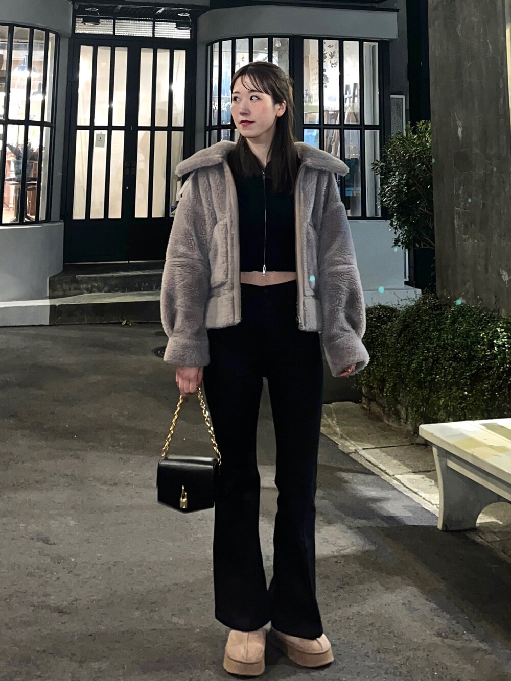 「お出かけコーデ、休日コーデ、大人コーデ、ブラックコーデ、ボアジャケット、冬アウター、冬コーデ、ヘアアレンジ、シンプル、ムートンブーツ、outfit、マイベストコーデ2023、パンツスタイル、大人カジュアル、おしゃれさんと繋がりたい」｜「EVRISのジップタートルリブニットトップス（ニット/セーター、ブラック系）」を使った、sasaminさん（骨格ウェーブ・レディース・170cm）の冬コーディネートの1枚目の写真
