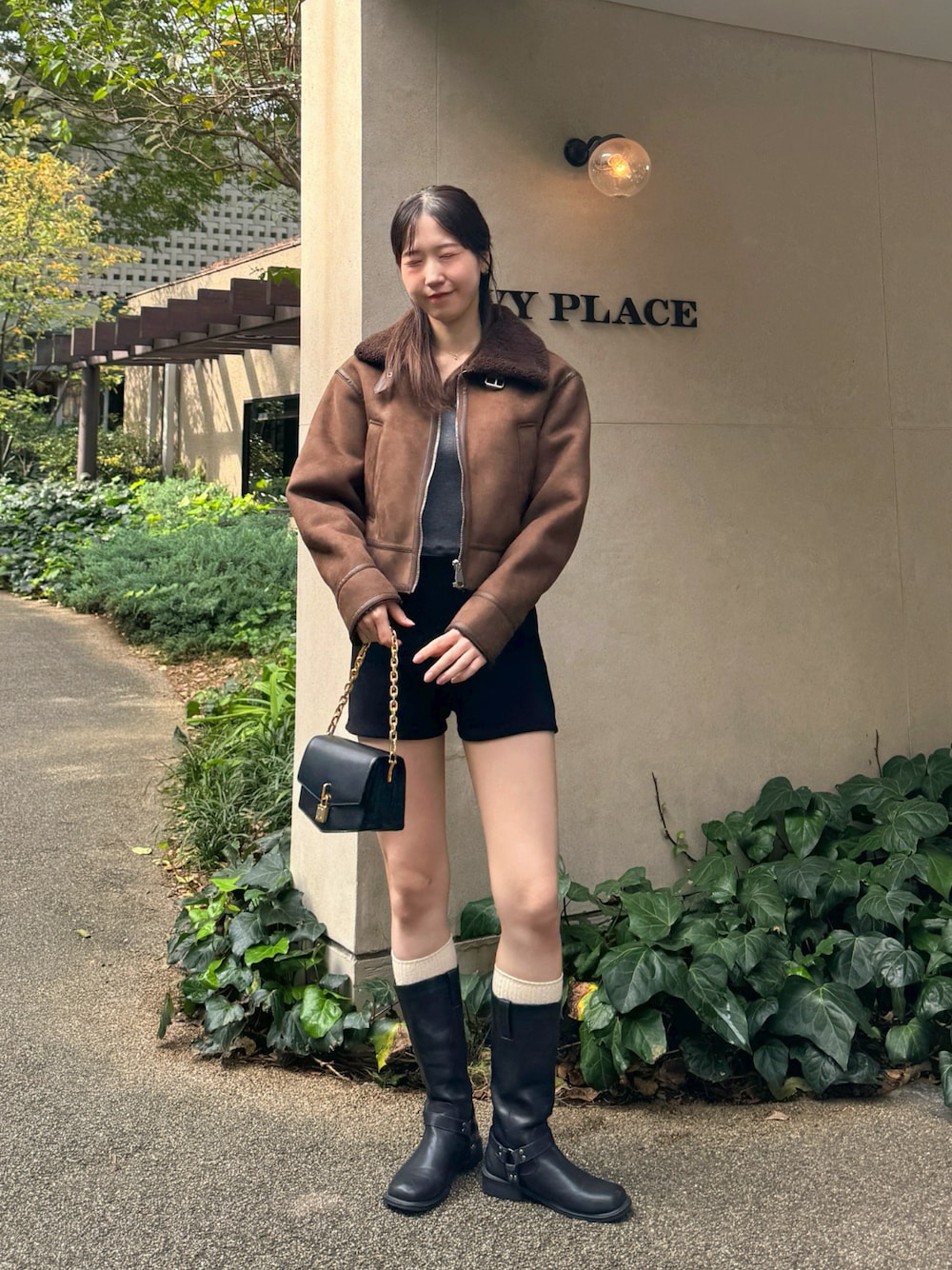 「ブラウン、日常に魔法を、今日のコーデ、おでかけコーデ、秋冬コーデ、高身長女子、アウターコーデ、ムートンコート、オトナカジュアル、ootd、アウター、ブーツ、冬コーデ、ショートパンツ、韓国ファッション」｜「CEJのアイテム（Tシャツ/カットソー、グレー系）」を使った、sasaminさん（レディース・170cm）の秋コーディネートの1枚目の写真