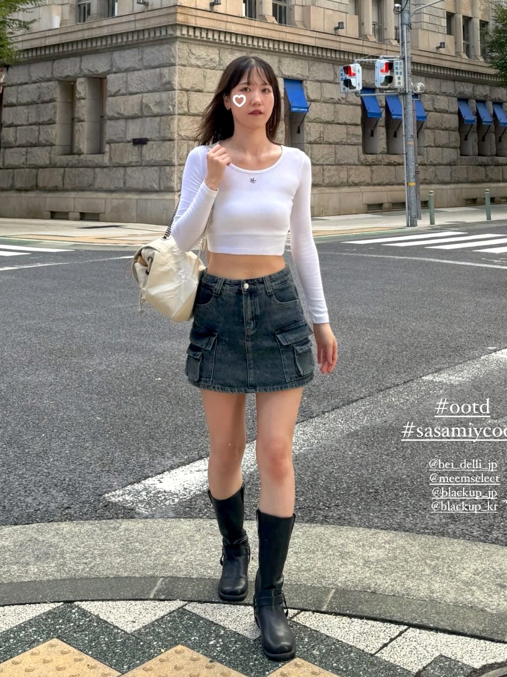 「秋コーデ、休日スタイル、秋服コーデ、秋先取りコーデ、今日のコーデ、韓国ファッション、高身長コーデ、ミドルブーツ、ブーツ、デニム、デニムスカート、リュック、カジュアルガーリー、秋服、デートコーデ」｜「BEIDELLIのBEIDELLI ワンポイント刺繍Uネック長袖Tシャツ（Tシャツ/カットソー、ホワイト系）」を使った、sasaminさん（骨格ウェーブ・レディース・170cm）の秋コーディネートの1枚目の写真