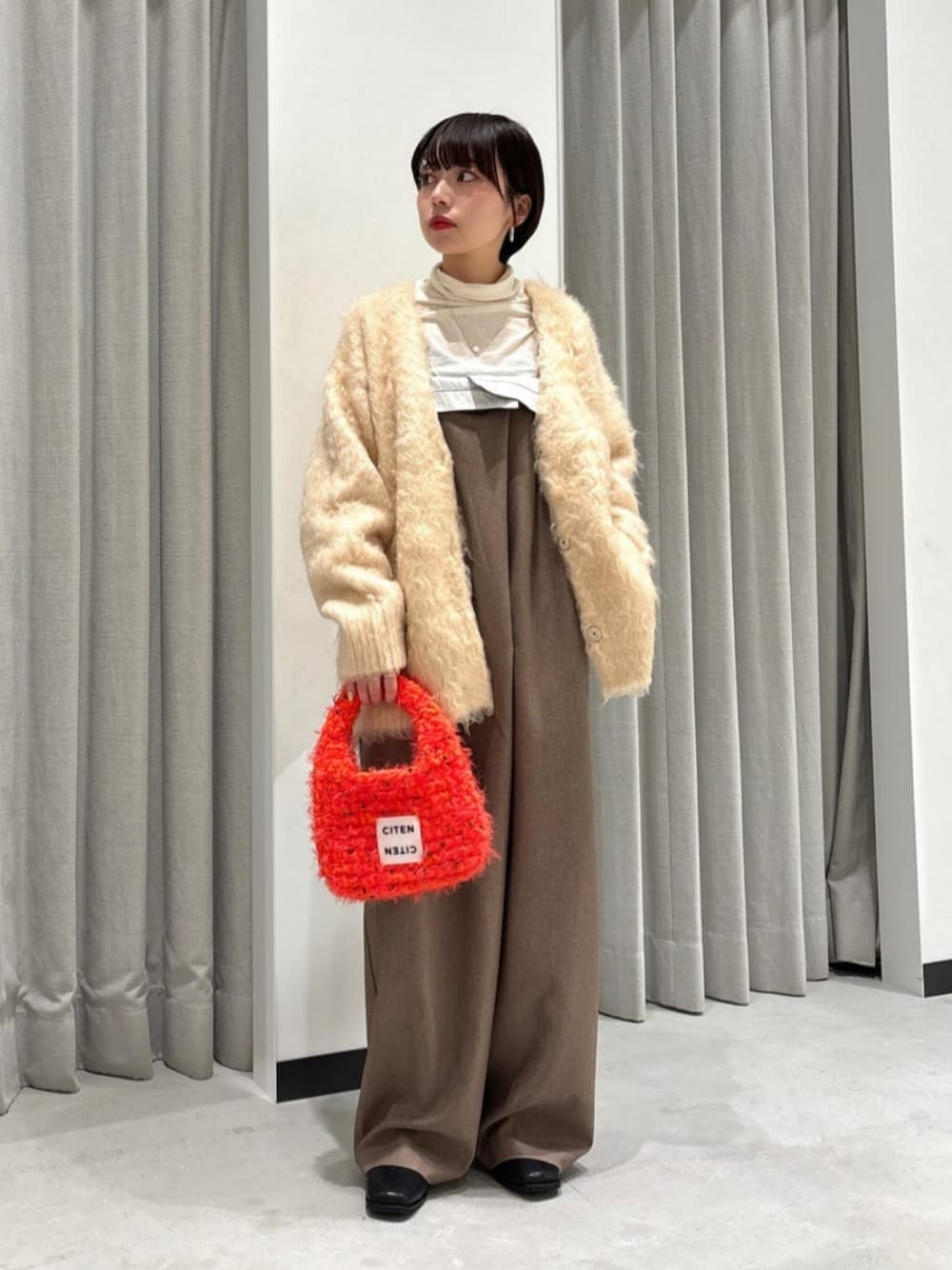 「カーディガン、オールインワン、ショートブーツ、秋服、秋コーデ、冬服、冬コーデ、CITEN」｜「CITENの＜CITEN＞スクエアトゥ ソフト ショートブーツ（ブーツ、ブラック系）」を使った、TSUKADAさん（レディース・148cm）の冬コーディネートの1枚目の写真