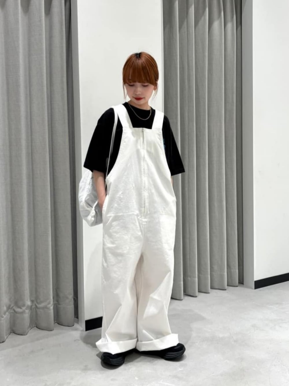 「ベーシック/トラッド、イエベ春、CITEN、Tシャツ、サロペット、オールインワン、シンプルコーデ、モノトーン、春服、夏服、休日スタイル」｜「CITENの＜CITEN＞グラフィックTシャツ（ツアー）（Tシャツ/カットソー、ブラック系）」を使った、TSUKADAさん（レディース・148cm）の春コーディネートの1枚目の写真