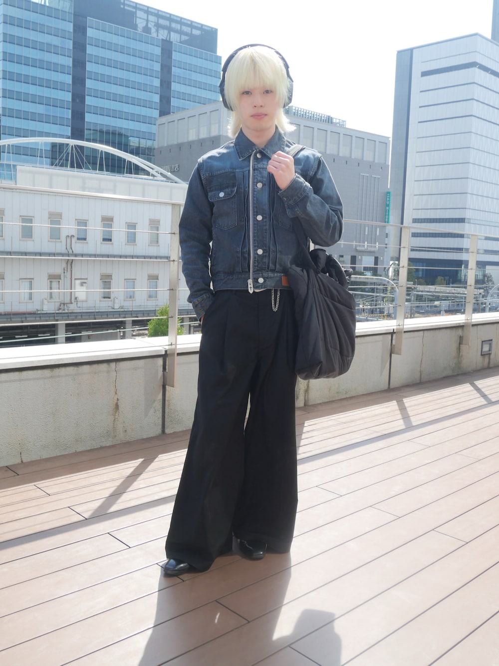 「デニムジャケット、おしゃれさんと繋がりたい、春アウター、今日のコーデ、MASU、春色、カジュアルコーデ、モード、金髪、スラックス、ブーツ、キレイめカジュアル、outfit、頑張る、きれいめカジュアル」｜「Lui'sのヒールサイドゴアブーツ（ブーツ、ブラック系）」を使った、タイタイさん（メンズ・171cm）の春コーディネートの1枚目の写真