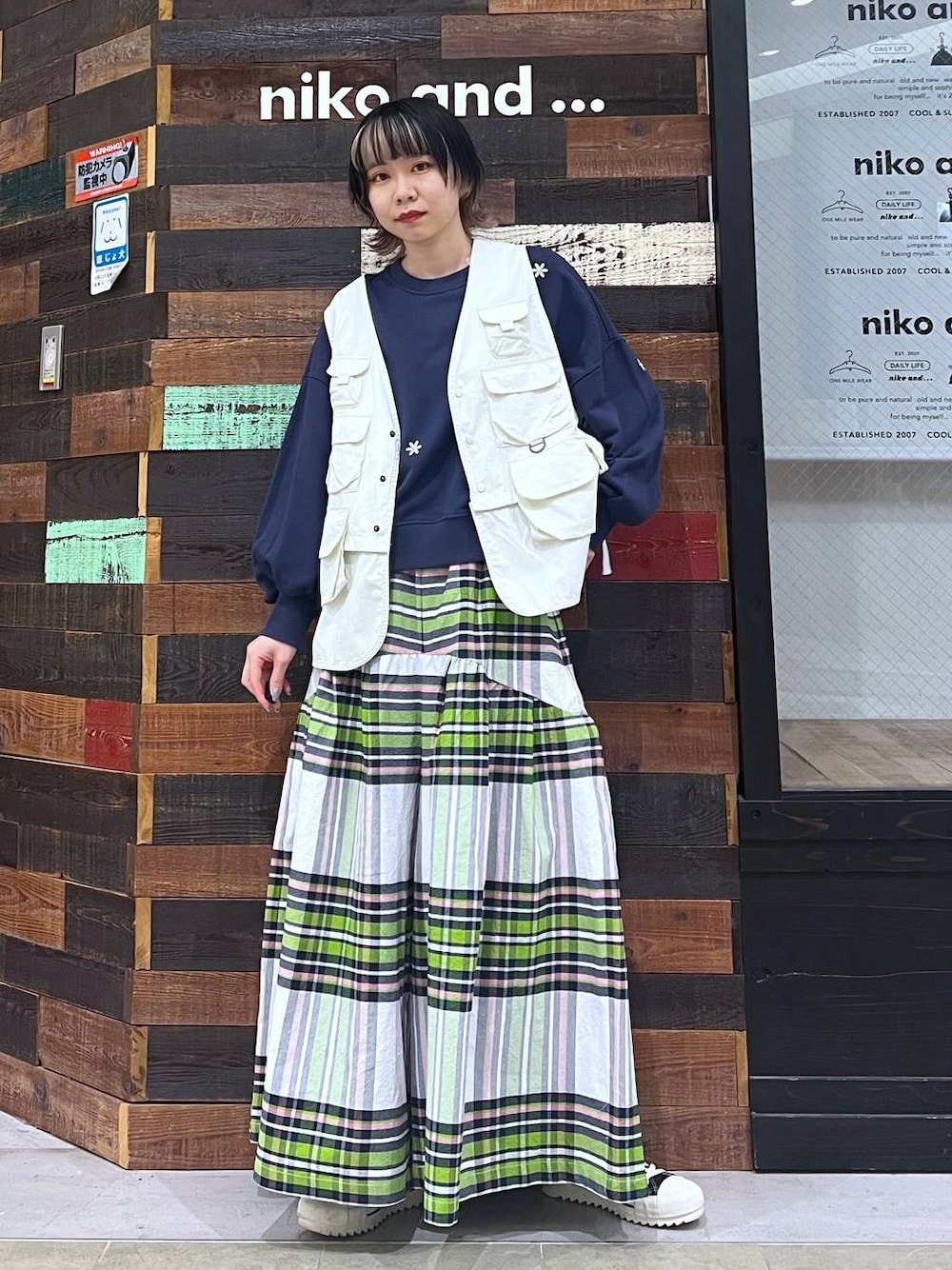 「高身長、個性派、メンズライク」｜「niko and...の[MODE NORM CORE]コットン塩縮チェックパンツ（その他パンツ、グリーン系）」を使った、ちーちさん（レディース・165cm）の春コーディネートの1枚目の写真