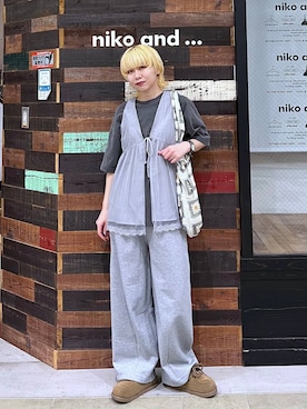 「niko and...（ニコアンド）のスウェットカーブパンツ（スウェットパンツ、グレー系）」を使った、ちーちさん（レディース・165cm）の春コーディネート