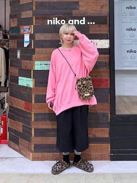 「niko and...（ニコアンド）のやわらかアンクルワイドパンツ（その他パンツ、ブラック系）」を使った、ちーちさん（レディース・165cm）の秋コーディネート