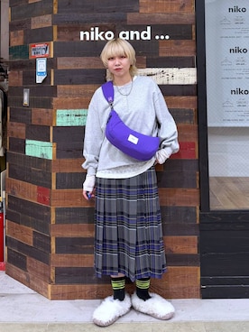 「アイテム（スリッポン、ホワイト系）」を使った、ちーちさん（レディース・165cm）の秋コーディネート