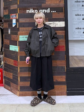 「niko and...（ニコアンド）のやわらかアンクルワイドパンツ（その他パンツ、ブラック系）」を使った、ちーちさん（レディース・165cm）の秋コーディネート