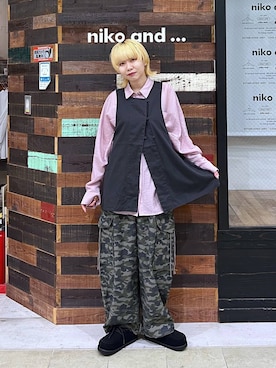 「niko and...（ニコアンド）のバッククロスタックベスト（ベスト、ブラック系）」を使った、ちーちさん（レディース・165cm）の春コーディネート