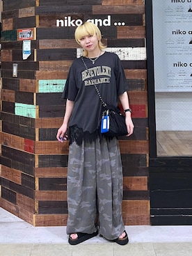 「niko and...（ニコアンド）のトロットカモフライージーパンツ（その他パンツ、グリーン系）」を使った、ちーちさん（レディース・165cm）の夏コーディネート