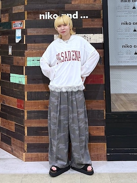 「niko and...（ニコアンド）のトロットカモフライージーパンツ（その他パンツ、グリーン系）」を使った、ちーちさん（レディース・165cm）の夏コーディネート