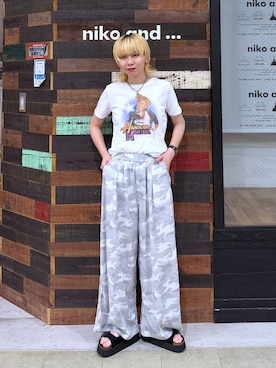 「niko and...（ニコアンド）のトロットカモフライージーパンツ（その他パンツ、グレー系）」を使った、ちーちさん（レディース・165cm）の夏コーディネート