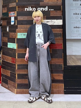 「niko and...（ニコアンド）のセルフカットカーブパンツ　デニムパンツ（デニムパンツ、グレー系）」を使った、ちーちさん（レディース・165cm）の春コーディネート