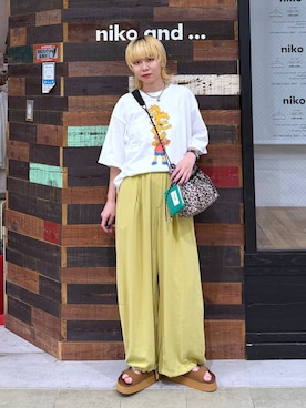 「niko and...（ニコアンド）のトロットワイドイージーパンツ（その他パンツ、イエロー系）」を使った、ちーちさん（レディース・165cm）の夏コーディネート